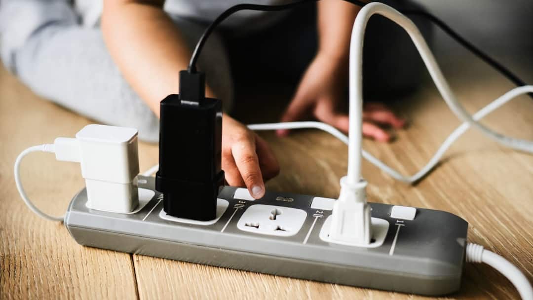 why do charger have only black and white color option reason behind it will shock you केवल ब्लैक और व्हाइट ही क्यों होते हैं चार्जर? कारण जानकर रह जाएंगे हैरान