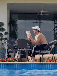 ऋतिक रोशन ने बेटों संग एंजॉय किया पूल टाइम, फ्लॉन्ट किए एब्स तो फैंस बोले- 'कृष 4 के लिए सारी तैयारी हो रही है'