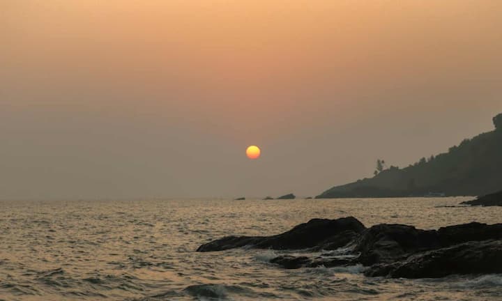 गोकर्ण के पास स्थित कर्नाटक का ओम बीच अपने खास आकर के लिए जाना जाता है. सुबह के वक्त यहां की रोशनी और चट्टानों का नजारा बहुत खूबसूरत होता है. यहां कुछ ट्रेवलर जरूर मिल सकते हैं, लेकिन माहौल फिर भी शांत बना रहता है. यहां कोई चाय की चुस्की लेते हुए समुद्र देखता है, तो कोई बिना किसी प्लान के बस बैठा रहता है. यह जगह भीड़भाड़ से ज्यादा सादगी और ठहराव का अहसास देती है.