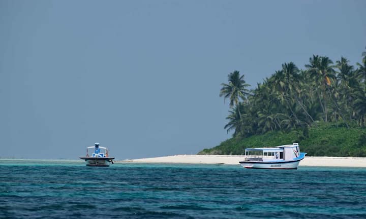 लक्षद्वीप के मिनिकॉय बीच तक पहुंचना आसान नहीं है और यही वजह है कि यहां बहुत कम भीड़ रहती है. यहां की रेत हल्की, लहरें शांत और हवा नमक की हल्की खुशबू से भरी होती है. यहां लोकल लोग भी बहुत आराम से अपनी जिंदगी जीते हैं. कई लोग यहां किताब लेकर घंटे रेत पर बैठे रहते हैं. वहीं दूर दिखती नावें और साफ वातावरण इस जगह को सुकून पसंद करने वालों के लिए खास बनाता है.