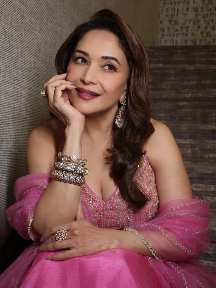 First of all let's talk about Madhuri Dixit. Who in her career romanced senior star Vinod Khanna in the film Dayavan and later also shared the screen with his son Akshay Khanna in the film Mohabbat. Madhuri's acting and grace fit with actors of every generation. This is the reason why their pairing was liked with both.