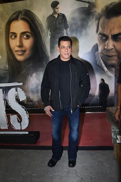 Ikkis Screening: धर्मेंद्र की आखिरी फिल्म देखने पहुंचे सितारे, बॉबी देओल समेत कई स्टार्स ने ही-मैन की फोटो संग दिए पोज