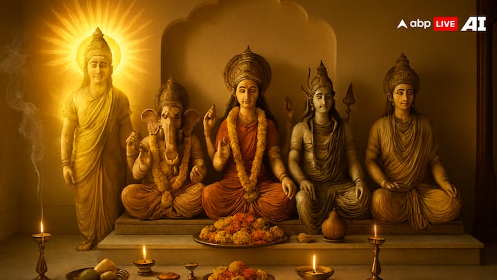 शास्त्रों में बताया जाता है कि, सबसे पहले भगवान गणेश की पूजा करनी चाहिए. हालांकि जानकार बताते हैं कि, सबसे पहले सूर्य, गणेश, दुर्गा, शिव और विष्णु पंचदेव हैं. जब भी पूजा शुरू करें, तो सबसे पहले इन पंचदेवताओं को याद करें. ऐसा करने से घर में समृद्धि और खुशहाली आती है.