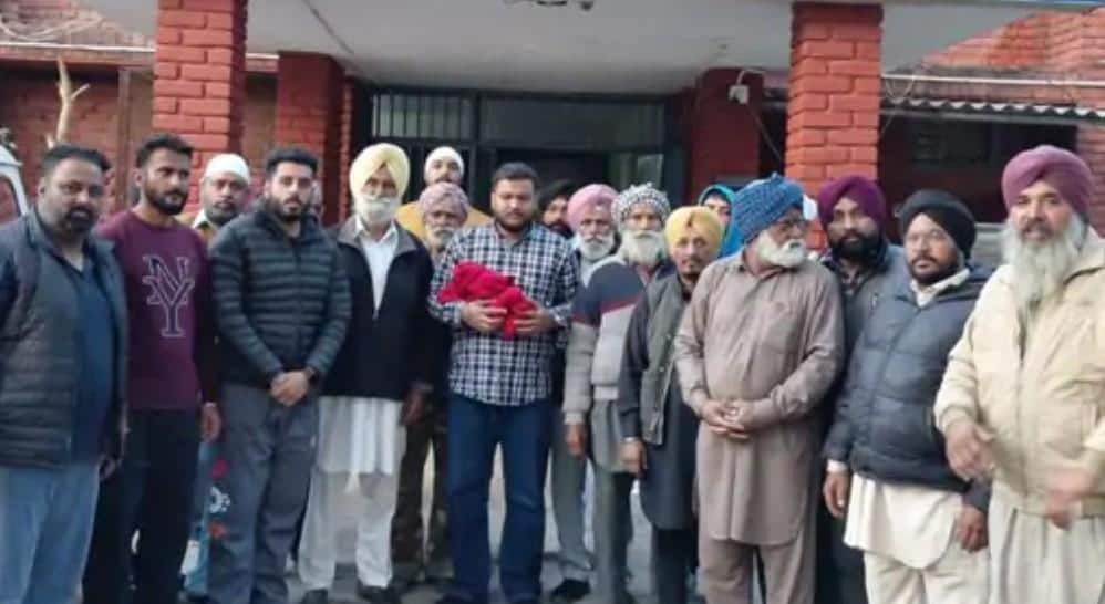 Punjab News: ਪੰਜਾਬ 'ਚ ਵੱਡੀ ਵਾਰਦਾਤ, 17 ਹਮਲਾਵਰਾਂ ਨੇ ਘੇਰਿਆ 'AAP' ਸਰਪੰਚ: ਕੁੱਟਮਾਰ ਦੌਰਾਨ ਲਾਹੀ ਪੱਗ! ਨਗਰ ਕੀਰਤਨ ਮੌਕੇ ਹੋਇਆ ਘਾਤਕ ਹਮਲਾ...