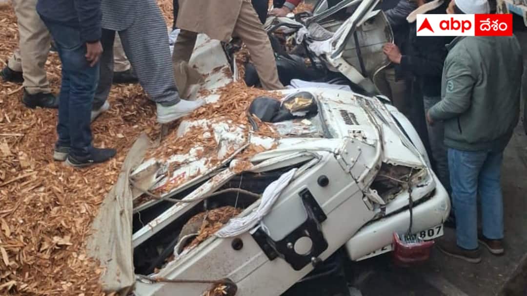 Fatal road accident in UP Rampur lorry Rampur Accident: రోడ్డుపైకి వెళ్తే గ్యారంటీ ఉండదు - లగ్జరీ కారులో ఉన్నా సరే -ఈ వీడియో చూస్తే వణికిపోతారు!