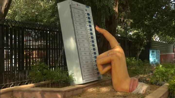   প্রশ্ন: কারা মূলত শুনানিতে ডাক পেয়েছেন?, নির্বাচন কমিশন: ২০০২-এর সঙ্গে ২০২৫-এর ম্য়াপিংয়ে যাদের নাম পাওয়া যায়নি এবং যাদের জমা দেওয়া তথ্যে ত্রুটি ধরা পড়েছে, তাদেরই শুধু শুনানিতে ডাকা হবে।