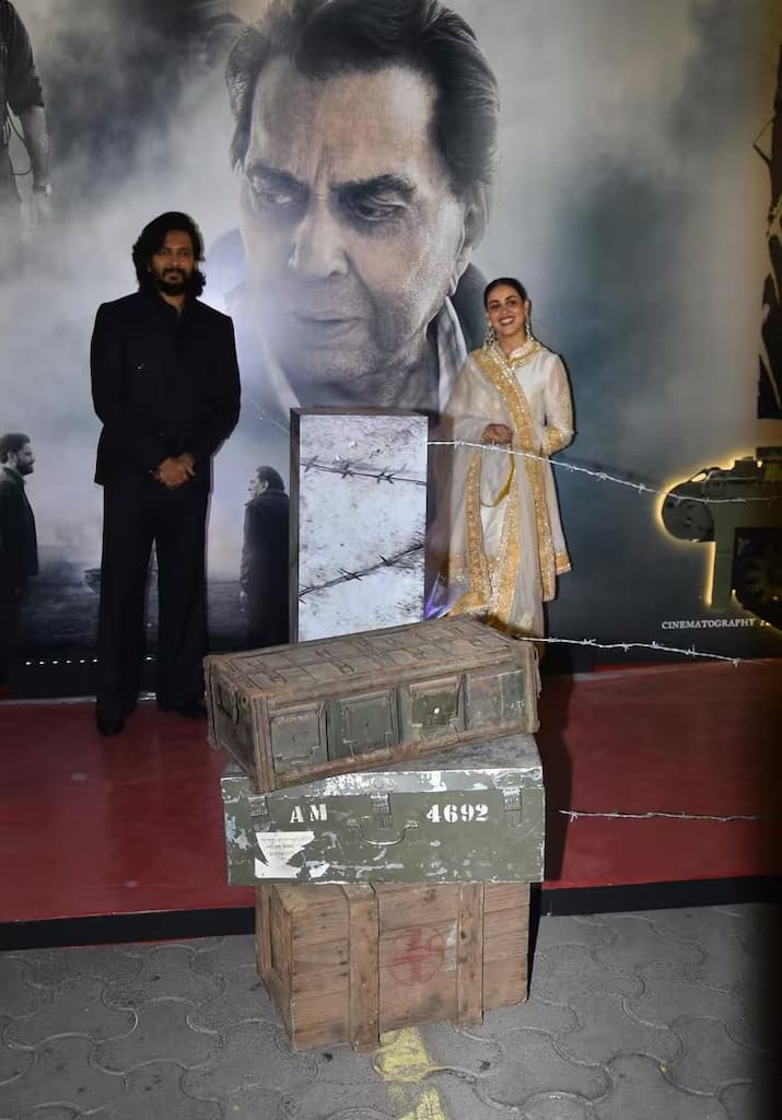 रितेश देशमुख और जेनेलिया देशमुख भी फिल्म के प्रीमियर में शामिल हुए। रितेश काले सूट में बेहद आकर्षक लग रहे थे, वहीं जेनेलिया ऑफ-व्हाइट सूट में बेहद क्लासी दिख रही थीं।