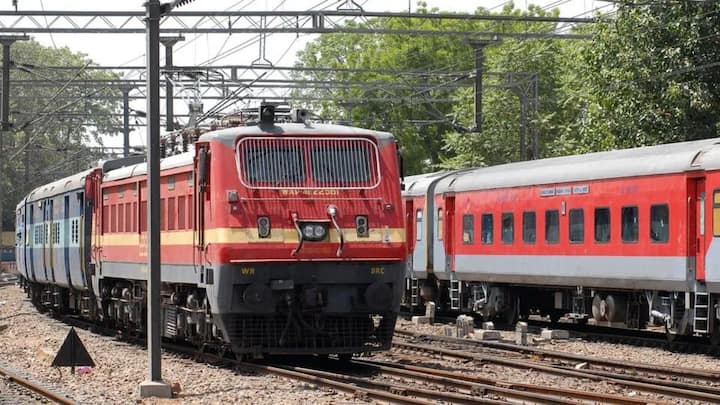 भारतीय रेलवे की यह सुविधा Full Tariff Rate यानी FTR सर्विस के नाम से जानी जाती है. इसके तहत आप पूरी ट्रेन या जरूरत के हिसाब से कुछ कोच बुक कर सकते हैं. यह सुविधा खासतौर पर शादी, धार्मिक यात्रा, कॉर्पोरेट टूर या बड़े ग्रुप के लिए बनाई गई है. जिससे सभी लोग एक साथ आराम से सफर कर सकें.