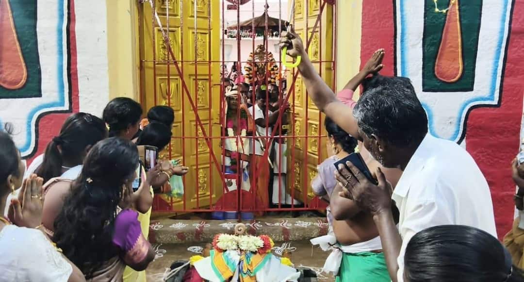 Madurai - உசிலம்பட்டி வைகுண்ட ஏகாதசி: சொர்க்கவாசல் திறப்பு.. பக்தர்களின் பரவசம், பெருமாள் அருள் மழை!