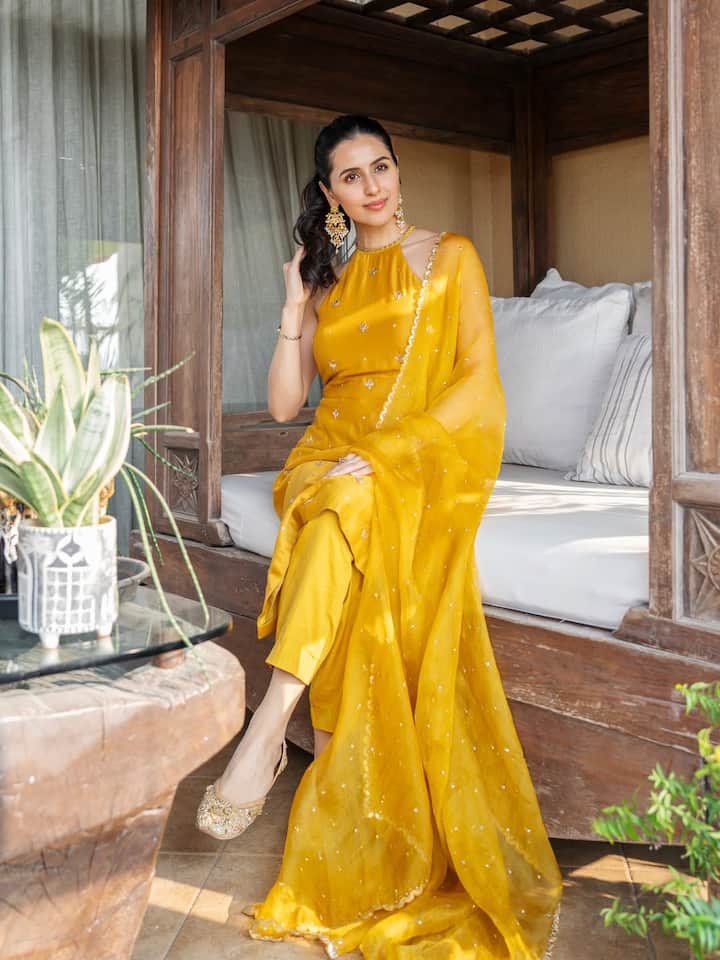 DNA की रिपोर्ट के मुताबिक उन्होंने मुंबई के जमनाबाई नरसी स्कूल और ओबेरॉय इंटरनेशनल स्कूल से पढ़ाई की है.