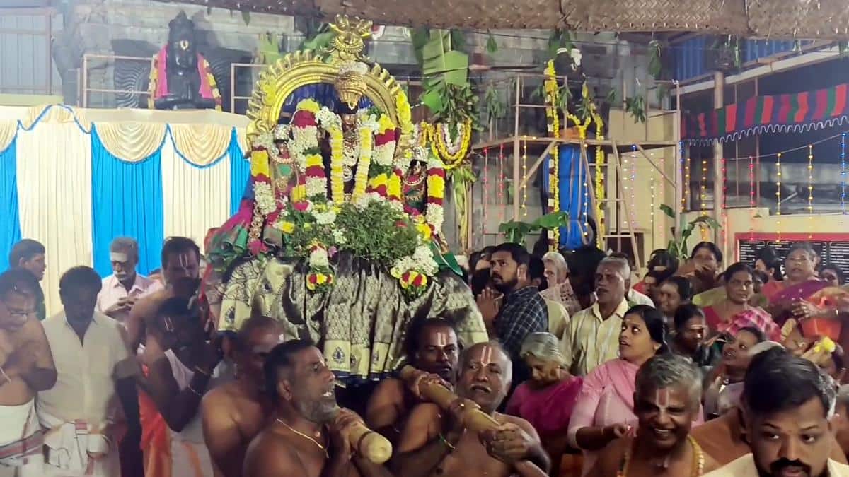 வைகுண்ட ஏகாதசி: தேனியில் சொர்க்க வாசல் திறப்பு! ஆயிரக்கணக்கான பக்தர்கள் பரவச தரிசனம்!