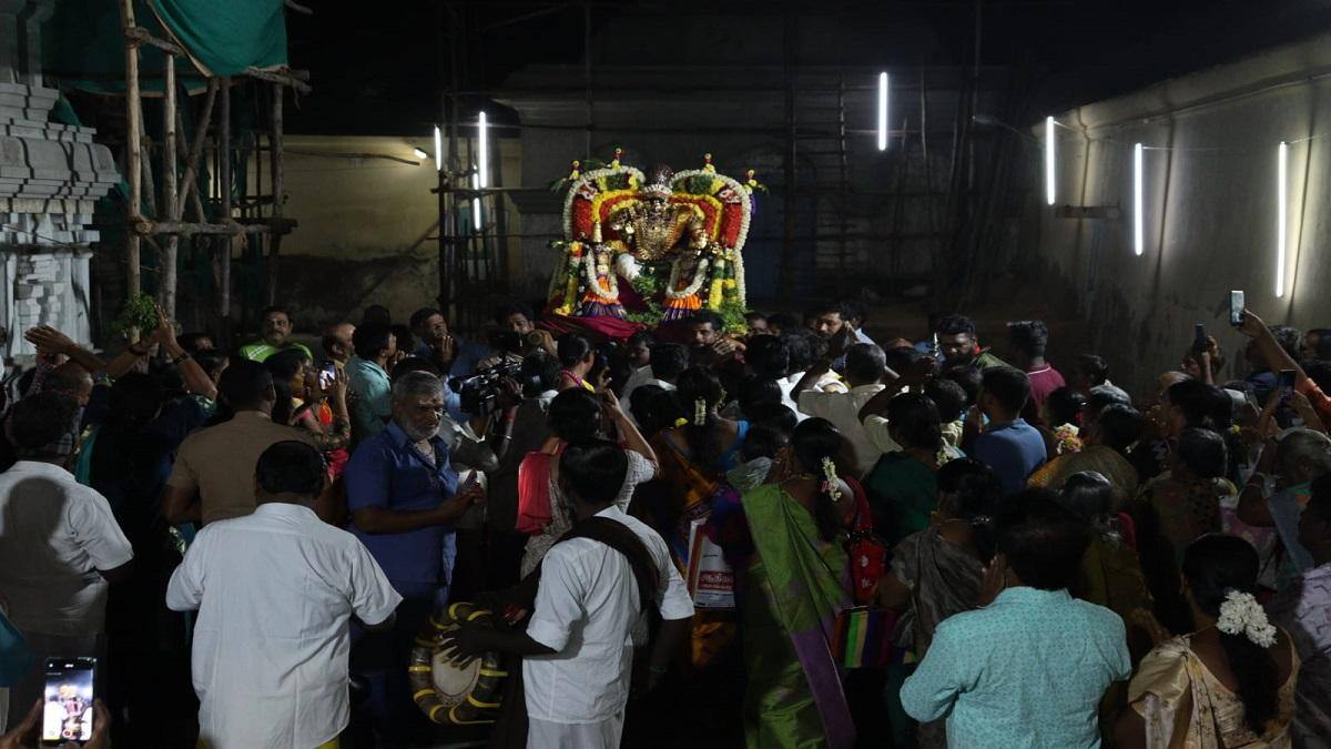 பக்தி கோஷங்கள் முழங்க பெருமாள் கோயில்களில் சொர்க்கவாசல் திறப்பு: நூற்றுக்கணக்கில் பக்தர்கள் பங்கேற்பு