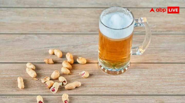 सॉल्टेड मूंगफली का सबसे बड़ा प्लस पॉइंट नमक है. नमक खाने से प्यास बढ़ती है और प्यास बढ़ेगी तो बियर और ज्यादा पीने का मन करेगा. यही वजह है कि बार में अक्सर सॉल्टेड पीनट्स दी जाती हैं. इसके अलावा, इनका कुरकुरापन इतना मजेदार होता है कि एक दाना खाने के बाद दूसरा अपने आप उठ जाता है.