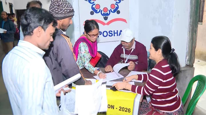 প্রশ্ন: এখন আপনার মনে এ প্রশ্ন আসতেই পারে যে, কীসের ভিত্তিতে খসড়া ভোটার তালিকায় নাম বাদ পড়েছে?, নির্বাচন কমিশন: যাদের মৃত্য়ু হয়েছে, যাঁরা ফর্ম ফিল আপ করে জমা দেননি এবং নির্বাচন কমিশন যাঁদের ডুপ্লিকেট ভোটার হিসেবে চিহ্নিত করেছে, তাদের নাম বাদ পড়েছে।