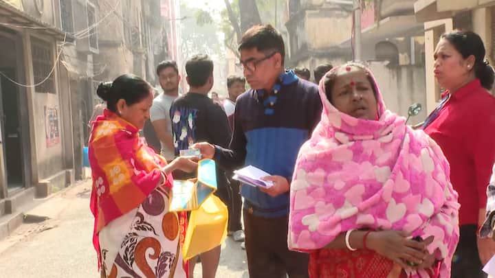 প্রশ্ন: এমন যদি হয় এদিকে খসড়া ভোটার তালিকায় আপনার নাম নেই। অথচ কোনও শুনানির ডাক বা নোটিসও পেলেন না। তখন কী করবেন?, নির্বাচন কমিশন : ফর্ম ৬-এর অ্য়ানেক্সার ৪ ফিলআপ করে নতুন করে ভোটার তালিকায় নাম তুলতে হবে।