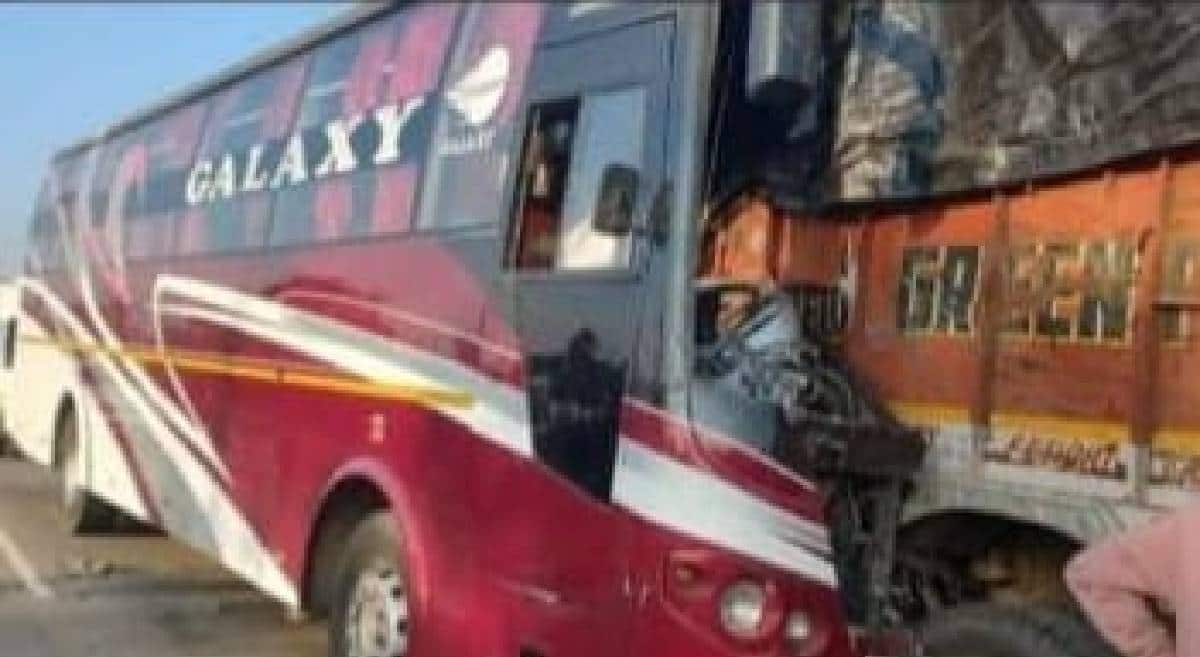 Nagpur Accident News : वर्धा-नागपूर रोडवर भीषण अपघात, ट्र्कला ट्रॅव्हल्सची धडक, तिघांचा मृत्यू, 25 जखमी