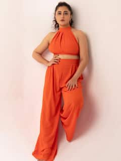ऑरेंज जंपसूट में रश्मि देसाई ने चुराए फैंस के दिल, तस्वीरों से नजरें हटाना मुश्किल
