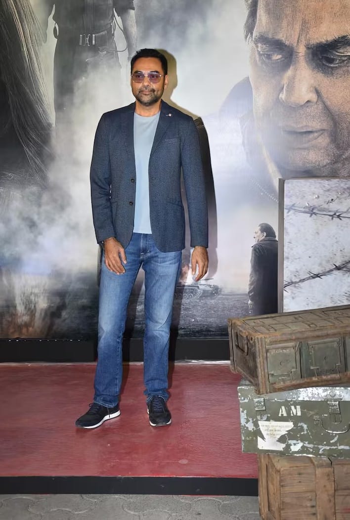 धर्मेंद्र के भतीजे अभय देओल भी इस कार्यक्रम में मौजूद थे। बॉबी की तरह उन्होंने भी अपने चाचा की तस्वीर के सामने पोज दिया।