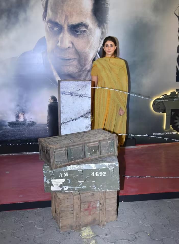 श्वेता बच्चन नंदा अपने बेटे अगस्त्य नंदा की पहली फिल्म की स्क्रीनिंग में शामिल हुईं। वह एक साधारण लुक में नजर आईं।