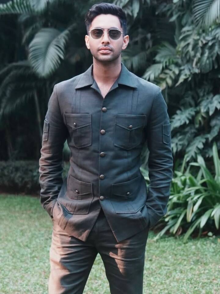 अगर अगस्त्य नंदा की एजुकेशन की बात करें तो उनकी शुरुआती पढ़ाई मुंबई से हुई. रिपोर्ट्स के मुताबिक अगस्त्य ने बॉम्बे स्कॉटिश स्कूल, मुंबई से अपनी प्राइमरी एजुकेशन पूरी की.