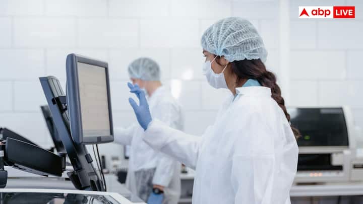 1 जनवरी को 0 पॉइंट माने जाने के पीछे कुछ प्राचीन कारण भी हैं. प्राचीन समय में रोम के लोग जेनस नाम के देवता की पूजा करते थे. जेनस को शुरुआत और अंत का देवता माना जाता था. लोगों का मानना था कि जेनस के दो चेहरे होते हैं, एक पीछे देखने वाला और दूसरा आगे देखने वाला. इन्हीं देवता जेनस के नाम पर जनवरी महीने का नाम पड़ा.