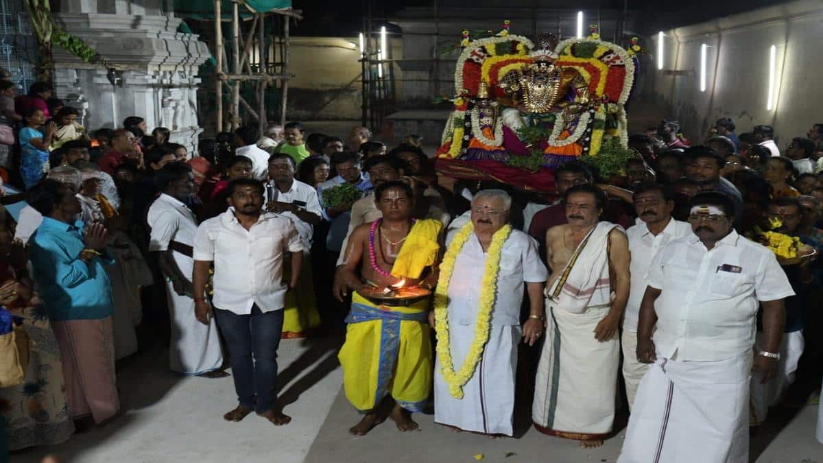 பக்தி கோஷங்கள் முழங்க பெருமாள் கோயில்களில் சொர்க்கவாசல் திறப்பு: நூற்றுக்கணக்கில் பக்தர்கள் பங்கேற்பு