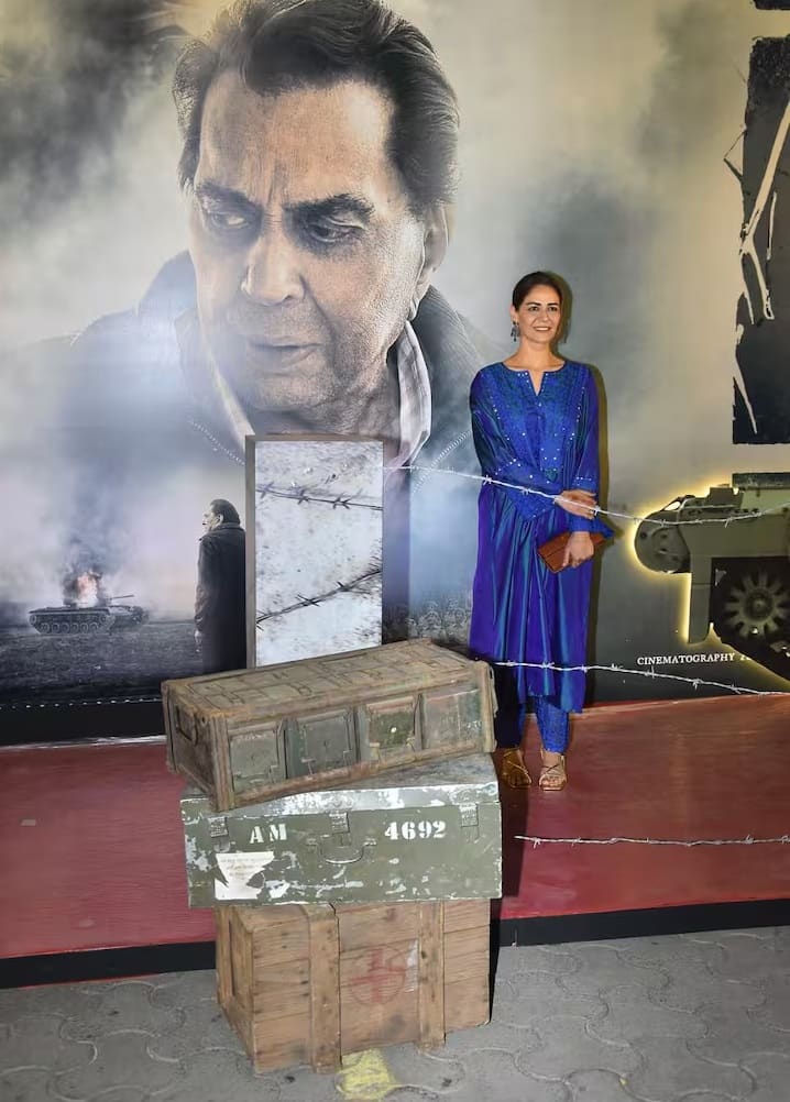 मोना सिंह रॉयल ब्लू सूट में नजर आईं। अभिनेत्री ने अपने लुक को बन हेयरस्टाइल से पूरा किया।