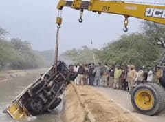 ਧੁੰਦ ਕਾਰਨ ਵਾਪਰਿਆ ਵੱਡਾ ਹਾਦਸਾ, ਨਹਿਰ 'ਚ ਡਿੱਗੀ ਸਵਾਰੀਆਂ ਨਾਲ ਭਰੀ ਪਿਕਅੱਪ, ਮੱਚ ਗਈ ਹਫੜਾ-ਦਫੜੀ