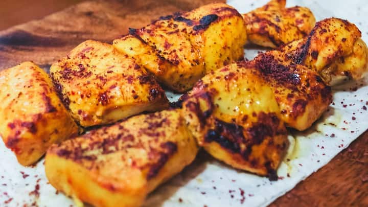 इसकी वजह इसकी ऊंची कीमत, आसान उपलब्धता और छोटे आकार को माना जाता है. पनीर की मांग अधिक होने के कारण इसे आसानी से जेब या बैग में छिपाया जा सकता है, जिससे यह चोरों का आसान निशाना बन जाता है.