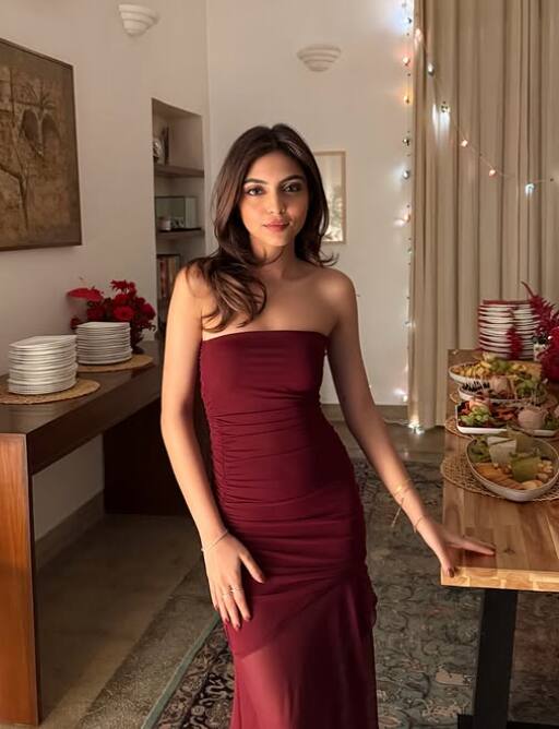 According to reports, Priyanka Gandhi's son Rehan had recently proposed his lady love Aviva Baig for marriage, which she accepted and their engagement has been approved by their families. It is being told that Aviva Baig and her family live in Delhi.