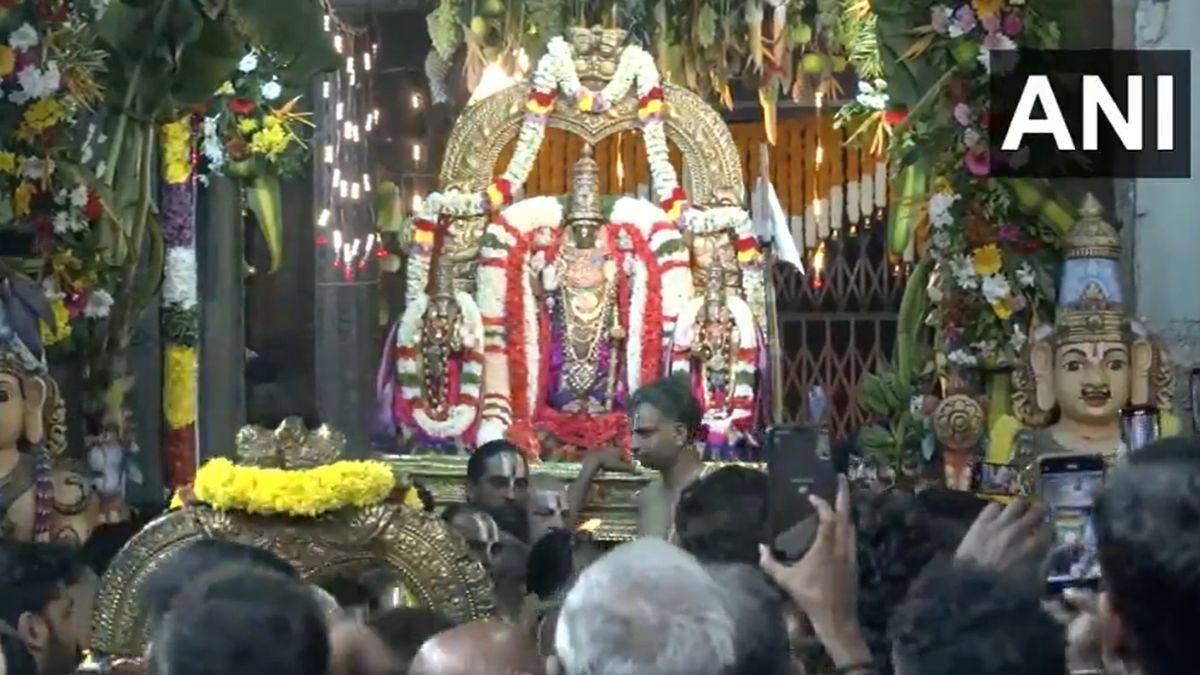 Vaikuntha Ekadashi: ”கோவிந்தா கோவிந்தா” முழக்கம் - சொர்க்க வாசலில் எழுந்தருளிய எம்பெருமாள் வீடியோக்கள்