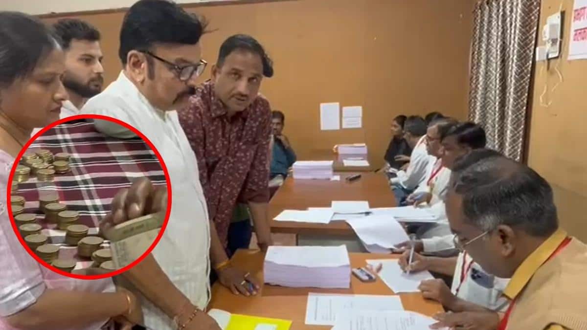 अकोला नगर निगम चुनाव: 5, 10 के सिक्के लेकर नामांकन करने पहुंचा उम्मीदवार, गिनने में लगे कई कर्मचारी