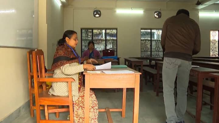 প্রশ্ন: প্রয়োজনে নির্বাচন কমিশনের ঠিক করা শুনানির দিন কি পাল্টানো যাবে?, নির্বাচন কমিশন: শুনানির দিন পাল্টানোর জন্য় ERO-র কাছে আবেদন করতে হবে।