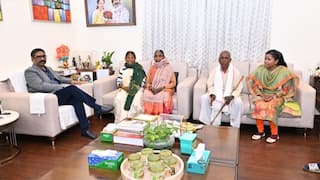 CM हेमंत सोरेन ने सबसे कम उम्र की आदिवासी पीएचडी स्कॉलर को दिए 2 लाख रुपये, बढ़ाया हौसला