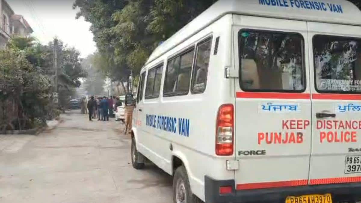 Punjab Crime News: मोहाली में पूर्व AAG की पत्नी को उतारा मौत के घाट, गहने और कैश लेकर बदमाश फरार, क्या बोली पुलिस?