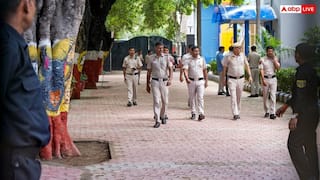 New Year 2026: दिल्ली-नोएडा और गुरुग्राम में ट्रैफिक पाबंदियां! नए साल पर घर से निकलना है तो जान लें ये नियम