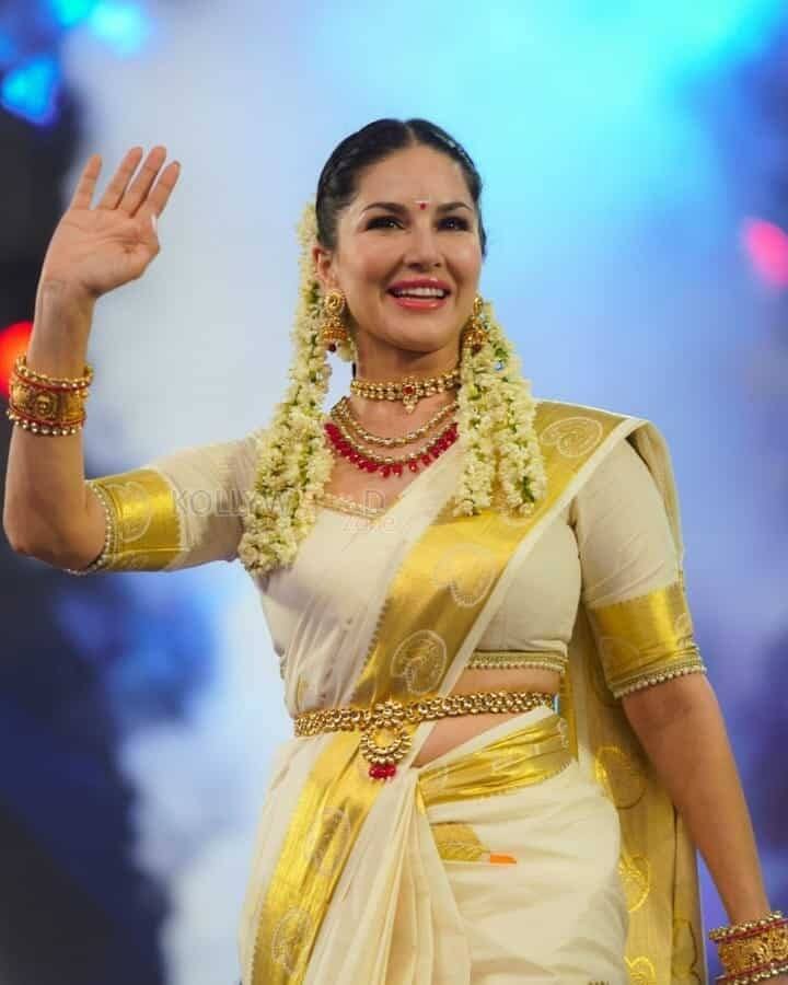 आयोजकांकडून प्रेक्षकांना पैसे देण्याची प्रक्रिया सुरू.