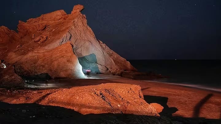 स्थानीय लोगों का मानना ​​है कि सीमित मात्रा में इसका सेवन हानिकारक नहीं है और यह उनके पारंपरिक आहार का हिस्सा है। होर्मुज द्वीप को इंद्रधनुषी द्वीप के नाम से भी जाना जाता है क्योंकि इसकी भूमि और पहाड़ों में 70 से अधिक प्राकृतिक रंग पाए जाते हैं। लाल, पीला, नारंगी, बैंगनी, सफेद और सुनहरा इसके प्रमुख रंग हैं।