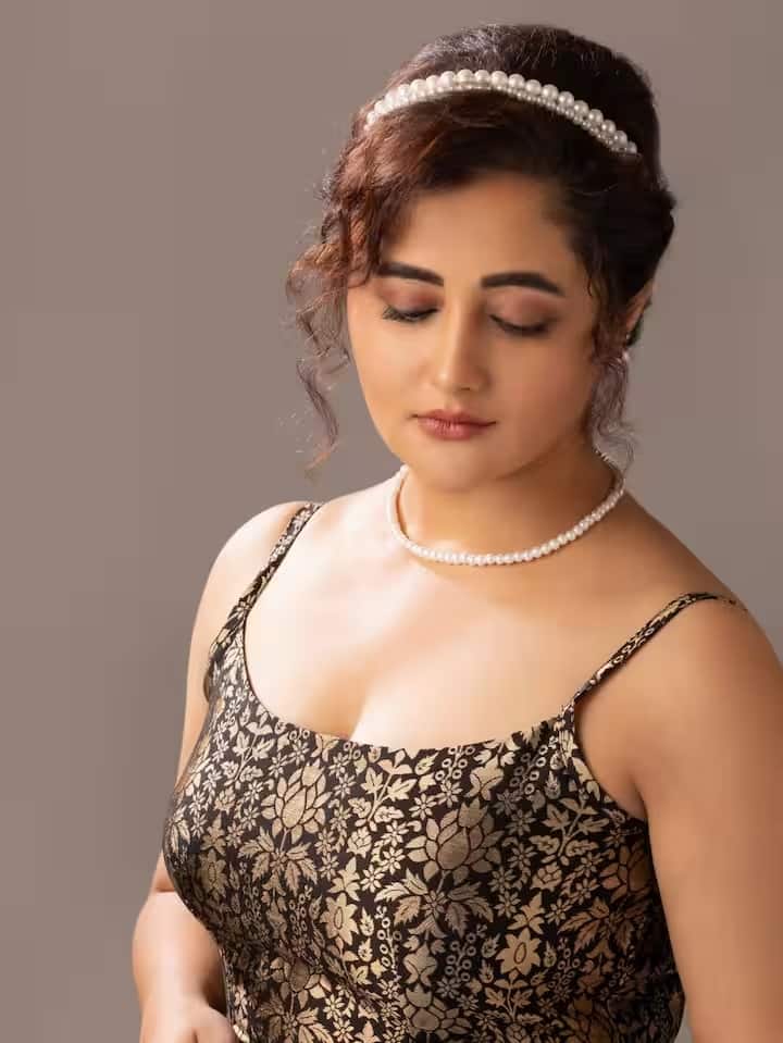 रश्मी देसाई के करियर की बात करें तो उन्होंने 2006 में सीरियल रावण से टीवी इंडस्ट्री में कदम रखा था। तब से वह कई शोज में नजर आ चुकी हैं। इसके अलावा, रश्मी देसाई भोजपुरी, गुजराती और मराठी फिल्मों में भी अपनी अभिनय प्रतिभा का प्रदर्शन कर चुकी हैं।