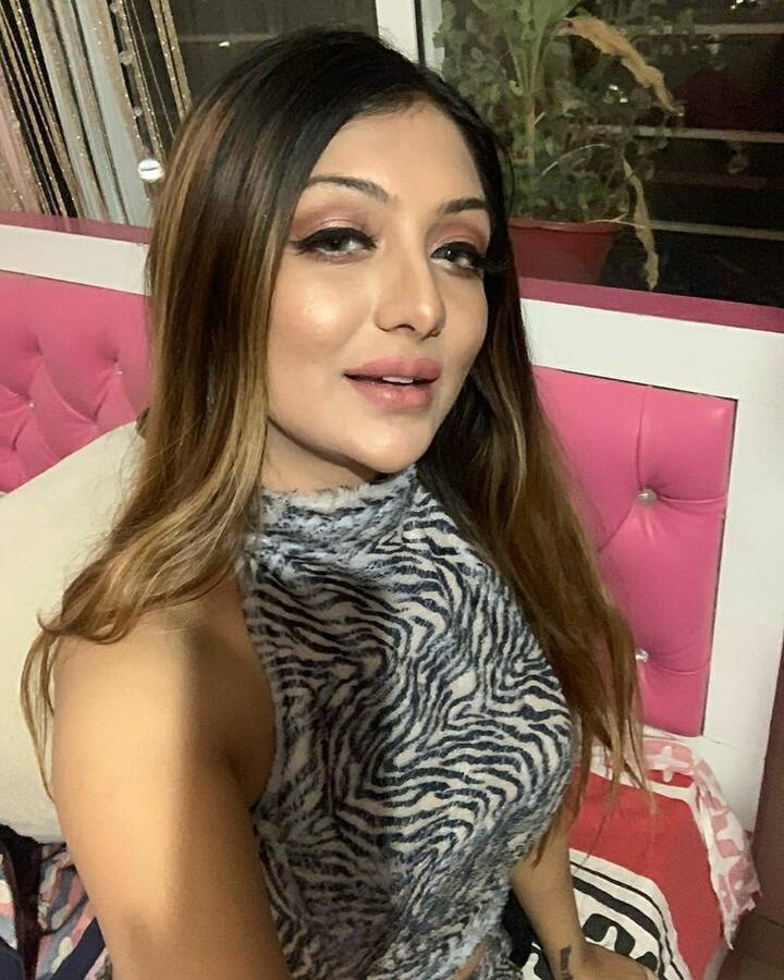 सोशल मीडिया पर एक्ट्रेस के लुक्स और उनके आउटफिट्स की बहुत आलोचना होती है. एक बार तो ऐसा हुआ था कि एक्ट्रेस को पैप्स से भी माफी मांगनी पड़ी थी. दरअसल ये किस्सा ऐसा था जब एक्ट्रेस का एक फोटो वायरल हुआ जिसमें वो सिर्फ कुर्ता पहने ही दिख रही थीं.