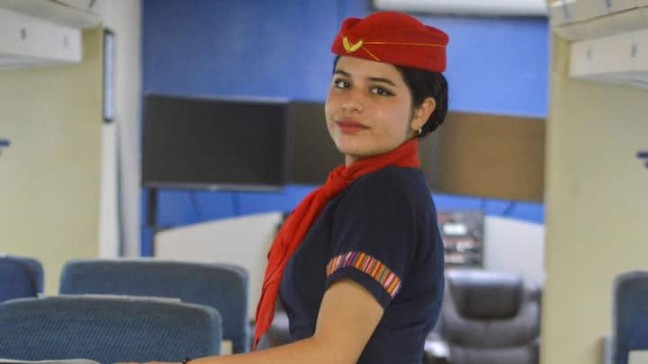 एयर होस्टेस और पायलट फ्लाइट में परफ्यूम इस्तेमाल नहीं कर सकते. तेज खुशबू से पायलट का ध्यान भटक सकता है और यह फ्लाइट सेफ्टी को प्रभावित कर सकता है. इसके अलावा, एल्कोहल बेस्ड परफ्यूम ब्रेथ एनालाइजर टेस्ट पर असर डाल सकता है.