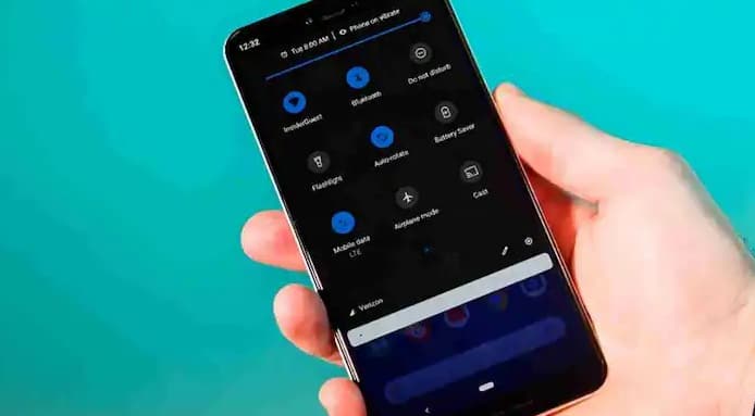 Dark Mode: આજે લગભગ દરેક સ્માર્ટફોન ડાર્ક મોડ ઓફર કરે છે અને મોટી સંખ્યામાં યુઝર્સ તેને એવું વિચારીને ઓન રાખે છે કે તે બેટરી બચાવશે અને આંખોનો તાણ ઘટાડશે. આજે લગભગ દરેક સ્માર્ટફોન ડાર્ક મોડ ઓફર કરે છે અને મોટી સંખ્યામાં યુઝર્સ તેનો ઉપયોગ કરે છે. પહેલી નજરે ડાર્ક સ્ક્રીન આંખોને રાહત આપે છે કારણ કે તેજ પ્રકાશ નુકસાન પહોંચાડતો નથી. આ જ કારણ છે કે ઓછી બ્રાઇટનેસ બેટરીનો વપરાશ પણ ઘટાડશે. જો કે, વાસ્તવિકતા થોડી અલગ છે.