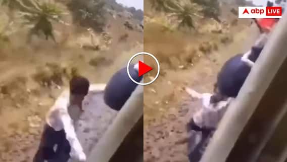 Video: जान पर भारी पड़ा स्टंट, चलती ट्रेन से लटकते युवक का खौफनाक हादसा कैमरे में कैद- कांप उठे यूजर्स