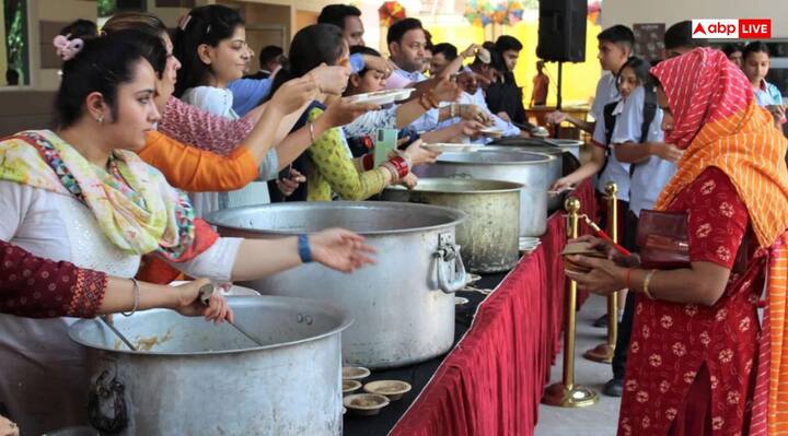 नववर्ष के पहले दिन सुबह उठकर सबसे पहले स्नान करें, पूजा-पाठ करें और इसके बाद भंडारे का आयोजन कराएं. आप मंदिरों, धार्मिक स्थलों या अपने घर के पास भंडारे का आयोजन कर सकते हैं.