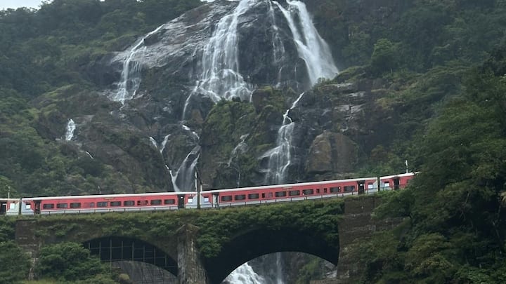 इसमें पहले से ट्रैक का डिजिटल मैप फीड होता है, जिससे ड्राइवर को आगे आने वाले सिग्नल, लेवल क्रॉसिंग और स्टेशन की दूरी का सटीक अंदाजा मिलता है.