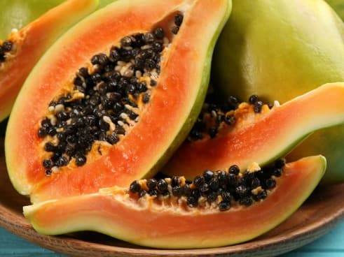 कोलेस्ट्रॉल नियंत्रण: पपीते के बीज कोलेस्ट्रॉल को नियंत्रित करने में बहुत फायदेमंद हो सकते हैं क्योंकि वे फाइबर और ओलिक एसिड से भरपूर होते हैं, जो खराब कोलेस्ट्रॉल को कम करने और अच्छे कोलेस्ट्रॉल को बढ़ाने में मदद करते हैं, जिससे हृदय रोग का खतरा कम होता है और लिपिड प्रोफाइल में सुधार होता है।