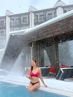 बर्फबारी और कड़कती ठंड में बिकिनी पहन इतराईं एक्ट्रेस, बर्फीले पूल में डूबकर दिए ऐसे-ऐसे पोज