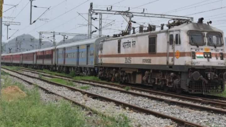 কিন্তু দূরপাল্লার ট্রেনের রং নীল, মেরুন, হলুদ এমনকি সবুজও হয়। ট্রেনের রং বাছাইয়ের ক্ষেত্রে যেমন ইচ্ছে তেমন নীতি কিন্তু চলে না।