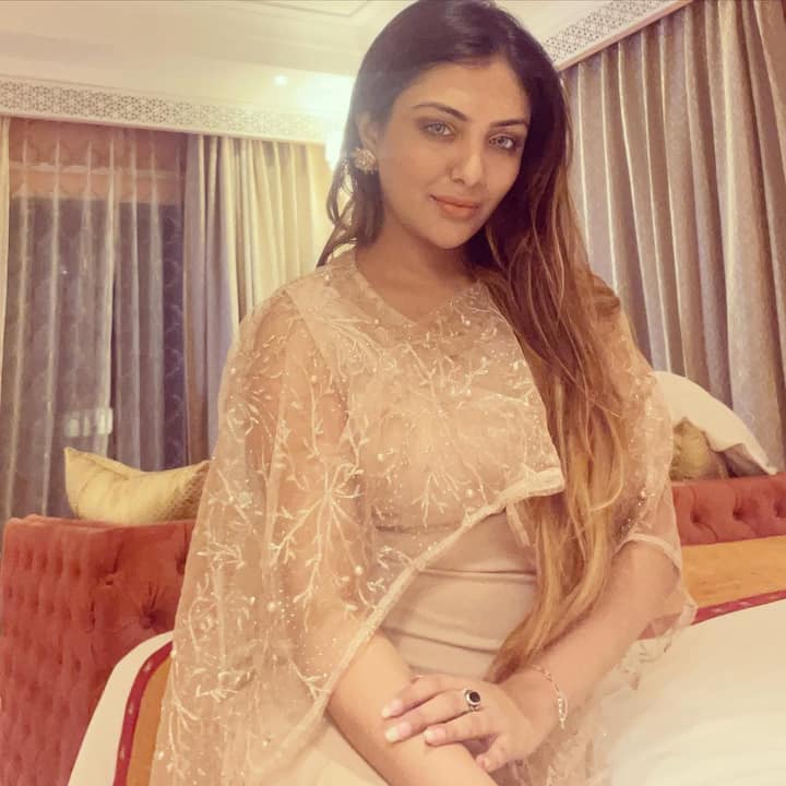 इसके अलावा वो मुनव्वर फारुकी के रिएलिटी शो 'सोसाइटी' का भी हिस्सा रह चुकी हैं. जहां शो के लिए उन्होंने अपना एक आइब्रो भी उड़ा दिया था. पर्सनल लाइफ पर गौर करें तो खुशी मुखर्जी इस बात का खुलासा कर चुकी हैं कि उनकी इंगेजमेंट हो चुकी थी लेकिन बाद में शादी टूट गई और इस वजह से उन्हें काफी इमोशनल प्रॉब्लम्स का भी सामना करना पड़ा.