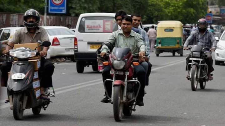बाइक चलाते वक्त हेलमेट न पहनना अब सिर्फ चालान नहीं, बल्कि लाइसेंस के लिए भी खतरा है. इस गलती पर 1000 रुपये जुर्माना लगेगा और ड्राइविंग लाइसेंस जब्त हो सकता है. वहीं बाइक पर ट्रिपलिंग करने पर लाइसेंस सस्पेंड होने के साथ 1000 रुपये का जुर्माना भी तय है.